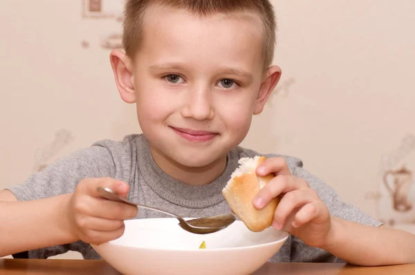 Kleine jongen die soep eet — Stockfoto