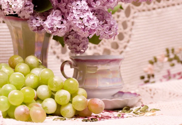 Chávena de chá vintage com flores da primavera e uva — Fotografia de Stock