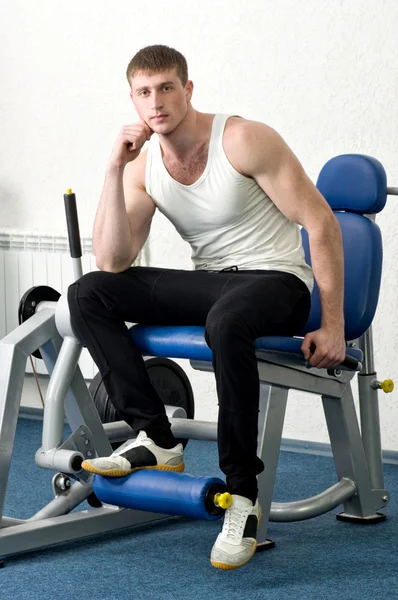 Guapo joven musculoso hombre de deportes en el gimnasio — Foto de Stock