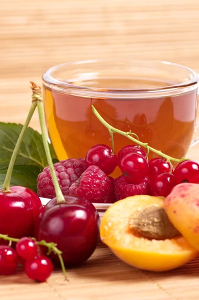 Herbata owocowa w Pucharze z mix berry — Zdjęcie stockowe