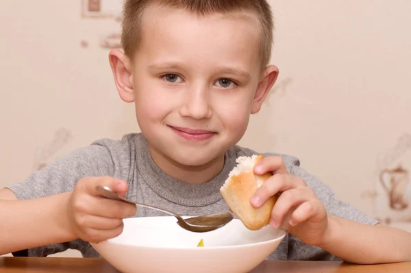 Petit garçon mangeant de la soupe — Photo