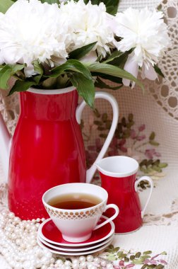 Bahar pi-mezonlar ile antika çay fincanı