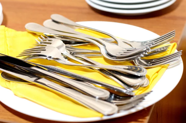 Tenedores y cuchillos en el plato — Foto de Stock