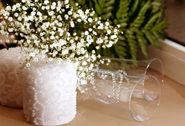 Güzel düğün gözlük ve mumlar — Stok fotoğraf