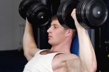 spor salonunda yakışıklı genç kas spor adamı