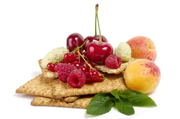 Raw mix berry and tasty cake — Stock Photo, Image