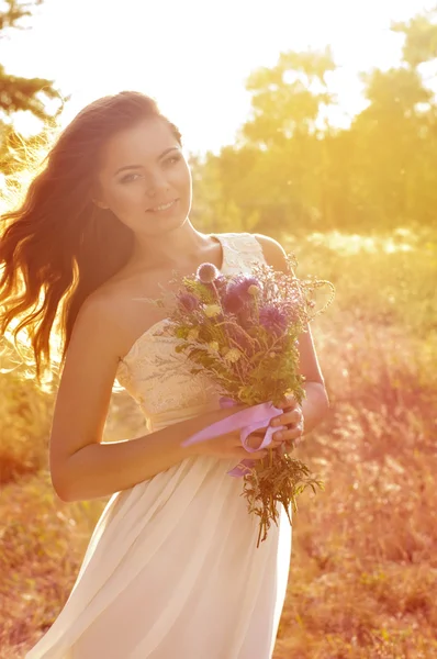 Panna młoda z kwiatami w sukience — Zdjęcie stockowe