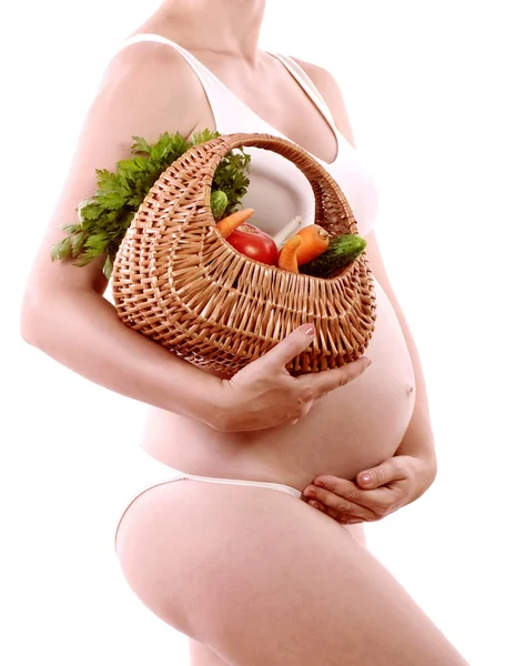 Těhotná žena se zeleninou v košíku — Stock fotografie