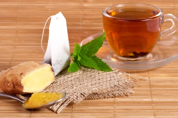 Tazza di tè con zenzero, miele e menta — Foto Stock