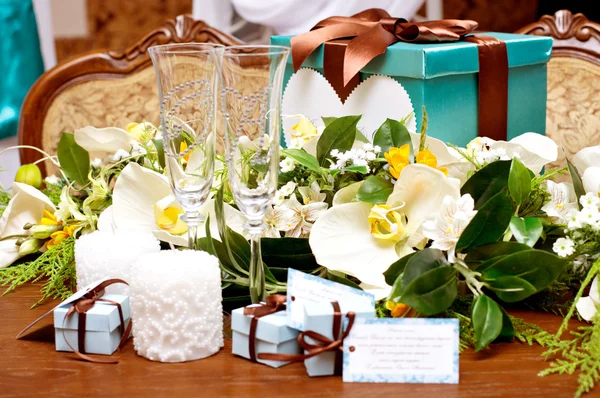 Kwiaty, prezenty i szkło do szampana — Zdjęcie stockowe