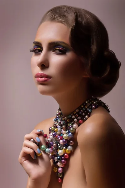 Mladá žena s náhrdelníkem — Stock fotografie