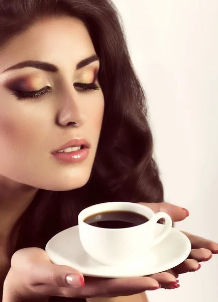 Жінка з чашкою кави . — стокове фото