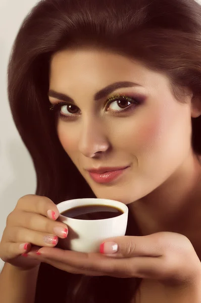 Frau mit Kaffeetasse. — Stockfoto