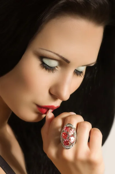 Mujer con joyas anillo — Foto de Stock
