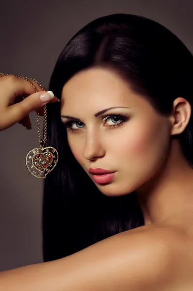 Mujer con adornos de joyería . — Foto de Stock