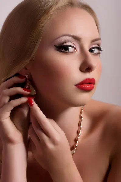 Beautiful woman with jewelry. — Stock Photo, Image