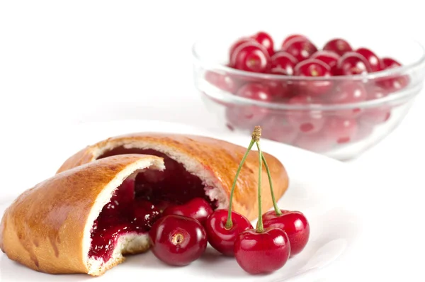Körsbär och välsmakande kaka — Stockfoto