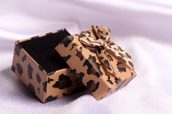 Geschenkbox für Leoparden — Stockfoto