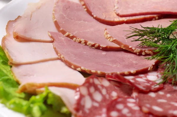 Corte de tocino, salchichas y carne curada — Foto de Stock