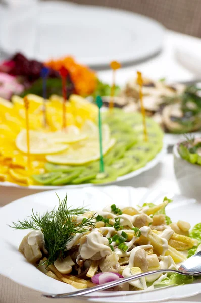 La mesa de cena servida en un restaurante — Foto de Stock