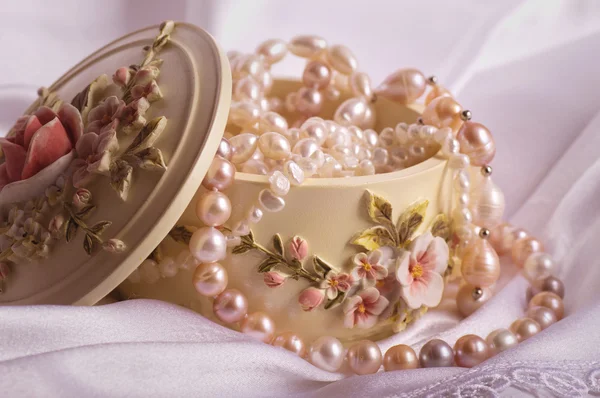 珠宝盒。棺材。美丽的珍珠首饰 — 图库照片#