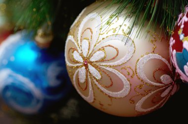 Noel süslemeleri asılı