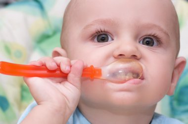 güzel bebek çocuk kaşık ile