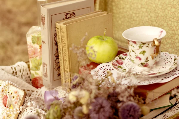 Teetasse mit Büchern und Apfel — Stockfoto
