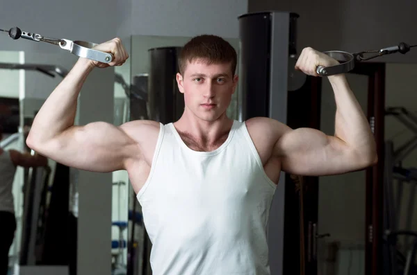 Joven musculoso hombre deportivo — Foto de Stock