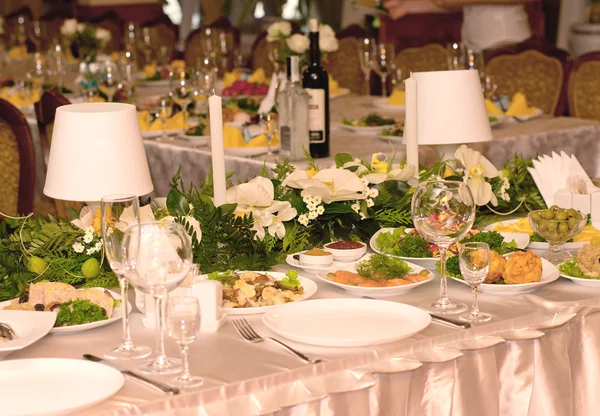 The served dinner table in a restaurant — Stock Photo, Image