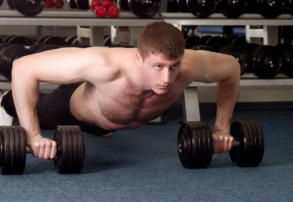 Joven musculoso hombre deportivo — Foto de Stock