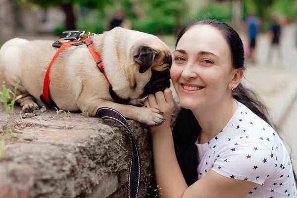Chica Joven Pasear Con Perrito Pug Parque Sentado Hierba Jugando —  Fotos de Stock