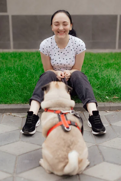 Rapariga Vai Para Passeio Com Cachorrinho Pug Parque Sentado Grama — Fotografia de Stock