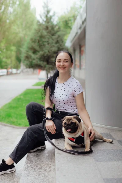 Rapariga Vai Para Passeio Com Cachorrinho Pug Parque Sentado Grama — Fotografia de Stock