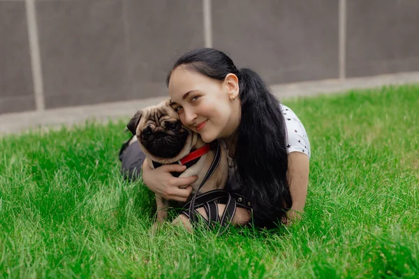 Giovane Ragazza Fare Una Passeggiata Con Cagnolino Carlino Nel Parco — Foto Stock