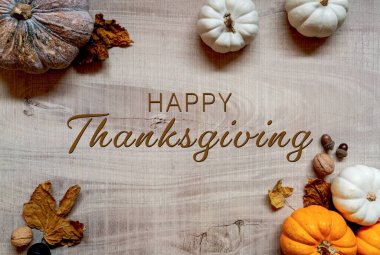 Tahta masadaki kabak ve fındıklı Şükran Günü 'n kutlu olsun.