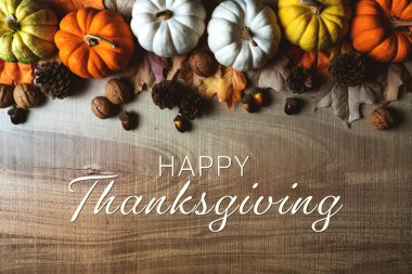 Tahta masadaki kabak ve fındıklı Şükran Günü 'n kutlu olsun.