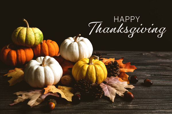 С Днем Благодарения с тыквой и орехом на деревянном столе