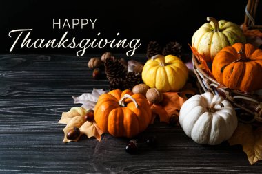 Tahta masadaki kabak ve fındıklı Şükran Günü 'n kutlu olsun.