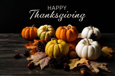 Tahta masadaki kabak ve fındıklı Şükran Günü 'n kutlu olsun.