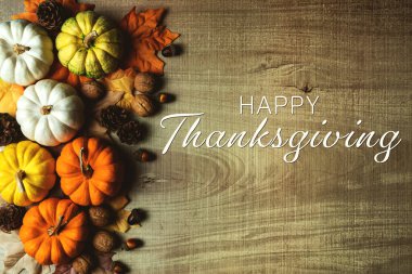 Tahta masadaki kabak ve fındıklı Şükran Günü 'n kutlu olsun.