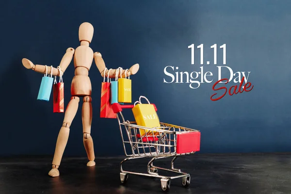 Singles Dagverkoop Concept Shopaholic Houten Pop Met Veel Boodschappentassen Aan — Stockfoto