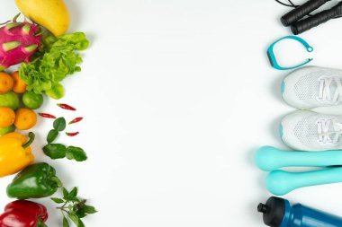 Sağlıklı yaşam tarzı, yemek ve spor anlayışı. Beyaz arka planda atlet ekipmanı ve taze meyve.