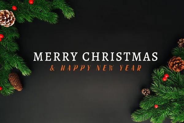 Weihnachtsbaum Mit Weihnachtsdekoration Auf Schwarzem Hintergrund — Stockfoto