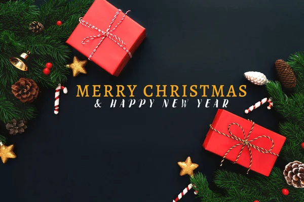 圣诞礼品盒和圣诞树 黑色背景的圣诞装饰 — 图库照片