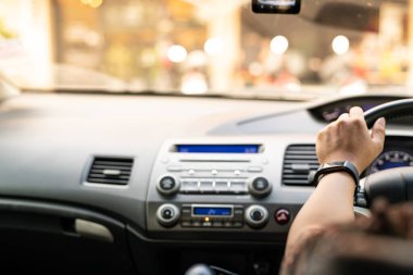 Güvenli sürüş, hız kontrolü ve yoldaki güvenlik mesafesi, güvenli sürüş, hareket bulanık