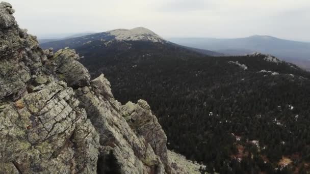 Vista aérea del Parque Nacional Taganay. Increíbles grises ásperas enormes rocas de la cresta Otkliknoy. Vista de la montaña Kruglitsa. Los Urales del Sur. Clima nublado, otoño, senderismo, turismo. Drone filmación de vídeo — Vídeos de Stock