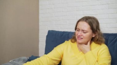 Kadın hapşırır ve burnunu mendile siler, nezle olur, salgın olur, enfeksiyon kapar. Alerjisi var. Burnunu ovuyor, mendili sıkıyor ve masaya koyuyor. Rhinitis