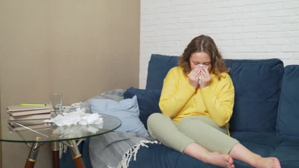 Woman sneezes and blows her nose in handkerchief, she has cold, flu, pandemic, infection. Shes allergic. She rubs her nose, squeezes the handkerchief and puts it on the table. Rhinitis — Stock Video