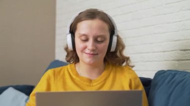 Kadın müzik eşliğinde beyaz kulaklık takar ve dans etmeye başlar. Dizüstü bilgisayarının başında oturuyor ve çalışıyor, çalışıyor. Mutlu bir şekilde gülümsüyor, başını sallıyor ve kollarını hareket ettiriyor. İş, eğitim, karantina, mesafe